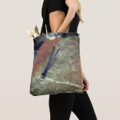 Paarse Damselfly gooit de rots dicht Tote Bag (Dichtbij)