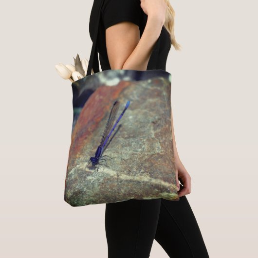 Paarse Damselfly gooit de rots dicht Tote Bag (Dichtbij)