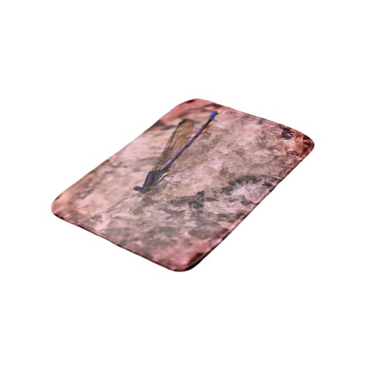 Paarse Damselfly op Kwartz Rock dicht Badmat (Gekanteld)