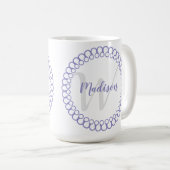Paarse Decoratieve Cirkel Personaliseer Monogram M Koffiemok (Voorkant rechts)