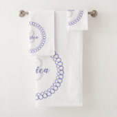 Paarse decoratieve cirkelvormige monogram handdoek (Insitu)