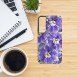 Paarse delfinebloemen samsung galaxy hoesje<br><div class="desc">Bescherm uw Samsung Galaxy S22 telefoon met deze duurzame telefoonhoes met het foto-afbeelding van paarse Delphiniumbloemen met witte centra. Een mooi,  bloemig ontwerp! Selecteer uw telefoonstijl. OPMERKING: Het kan nodig zijn om het afbeelding te bewerken en aan te passen wanneer u de telefoonstijl wijzigt.</div>