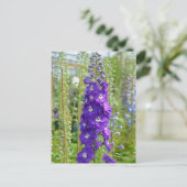 Paarse delfiniumbloemen drukken briefkaart af (Staand voorkant)