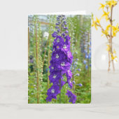Paarse delfiniumbloemen drukken wenskaart af kaart (Gele Bloem)