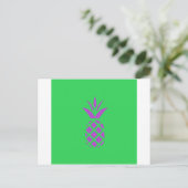 Paarse dennenappel in het groen. briefkaart (Staand voorkant)
