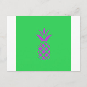 Paarse dennenappel in het groen. briefkaart