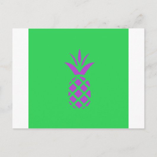 Paarse dennenappel in het groen. briefkaart (Voorkant)