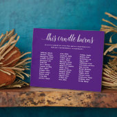 Paarse deze kaars brandt klassenreünie ter nagedac fotoplaat (Zijkant)