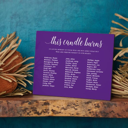 Paarse deze kaars brandt klassenreünie ter nagedac fotoplaat (Zijkant)