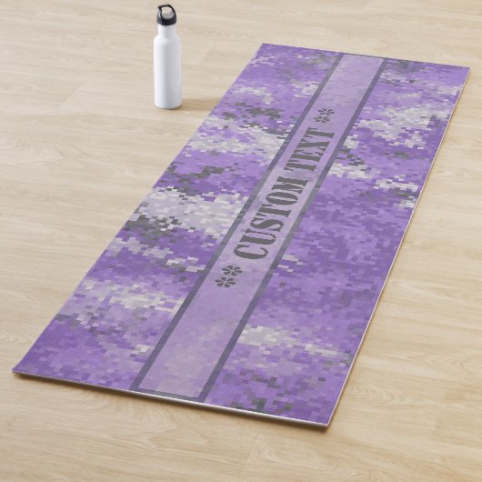 Paarse Digi Camo met aangepaste tekst Yogamat (In situ)