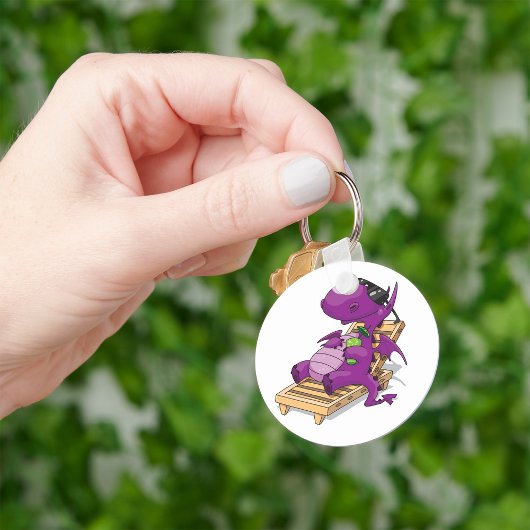 Paarse Draak die Ontspant op Dekstoel Sleutelhanger