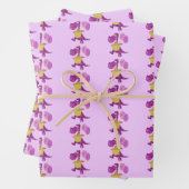 Paarse draak met snijtaart en ballonnen inpakpapier vel (In situ)