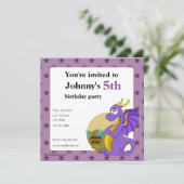 Paarse dragon cartoon verjaardagsuitnodigingen kaart (Staand voorkant)