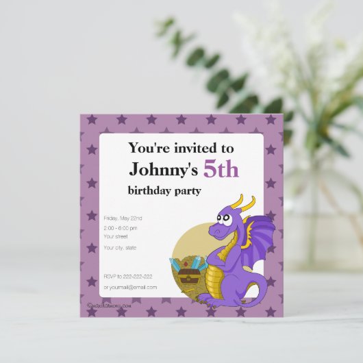 Paarse dragon cartoon verjaardagsuitnodigingen kaart (Staand voorkant)
