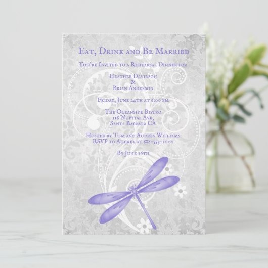 Paarse dragonfly bruiloft repetitie diner uitnodig kaart (Staand voorkant)