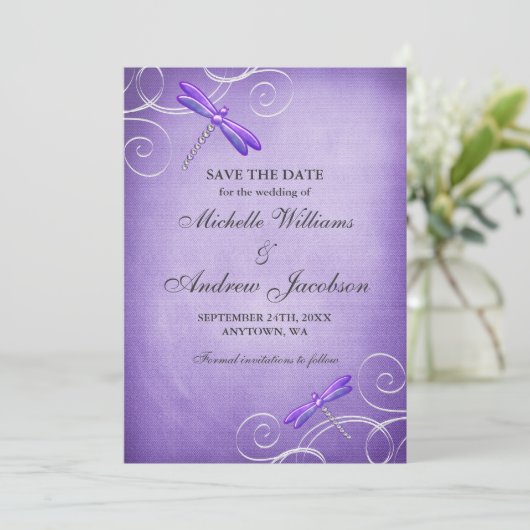 Paarse Dragonfly zwemt rond de dag waarop de datum Save The Date (Staand voorkant)