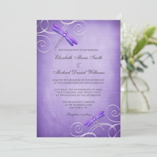 Paarse dragonfly zwemt weddenschappen uit kaart (Staand voorkant)