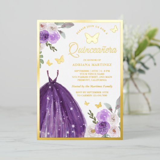 Paarse dress Floral Butterfly Quinceanera Gold Folie Uitnodiging (Staand Voorkant)