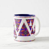 Paarse driehoeken en pijlen tweekleurige koffiemok (Voorkant rechts)