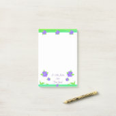 Paarse drijvende noot post-it® notes (Op bureau)