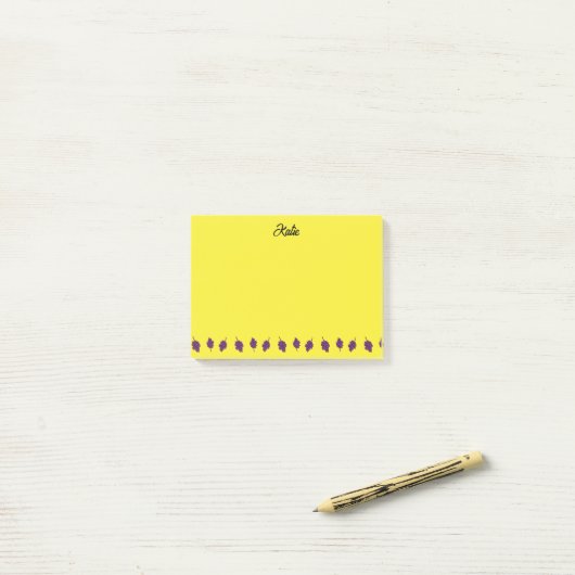 Paarse druiven gepersonaliseerd geel post-it® notes (Op bureau)