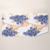 Paarse druiven naadloos op een wit geïsoleerd b badhanddoek (Badhanddoek)