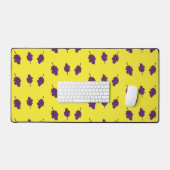 Paarse druiven op geel bureaumat (Keyboard & Muis)