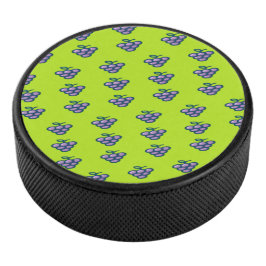 Paarse druiven op groen hockey puck