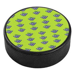 Paarse druiven op groen hockey puck