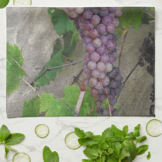 Paarse druiven op wijn theedoek (Gevouwen)