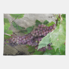 Paarse druiven op wijn theedoek