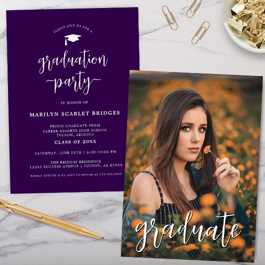 Paarse eenvoudige Modern Script Afstuderen Invitat Kaart