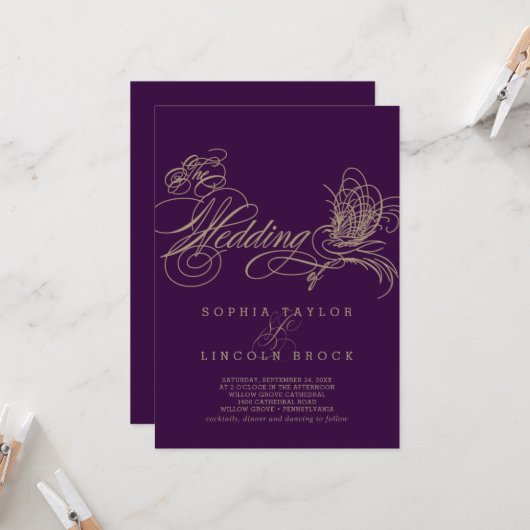 Paarse Elegant Gold Calligraphy Wedding Invitation Kaart (Voorkant / Achterkant in situ)