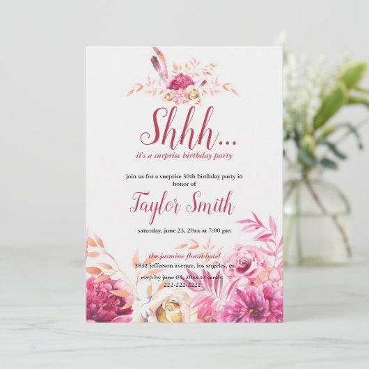 Paarse elegante Floral Surprise Party Uitnodigen Kaart (Staand voorkant)