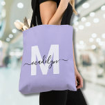 Paarse elegante scriptnaam Monogram Tote Bag<br><div class="desc">Gepersonaliseerde Girly Light Paarse en witte trendy moderne scriptnaam Monogram Canvas tas. Voeg een zacht en vrouwelijk tintje toe aan je dagelijkse stijl met deze chique en speelse canvas tas. Met een lichte paarse achtergrond en een gedurfd wit initiaal (zonder glinstering of folie), gecombineerd met een strak zwart script naam...</div>