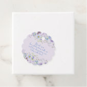 Paarse en blauwe babyjongen met fluitendoosjes bedankjes labels (In situ)