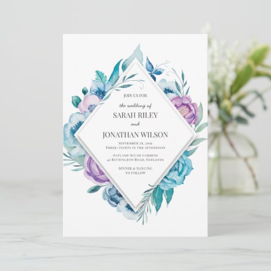 Paarse en blauwe bloemen huwelijksuitnodiging kaart (Staand voorkant)