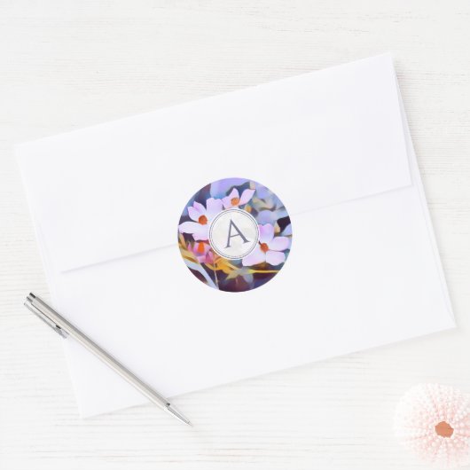 Paarse en Blauwe Bloemen met Initiaal Ronde Sticker (Envelop)