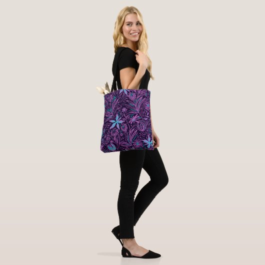 Paarse en blauwe bloemen tote bag (Op model)