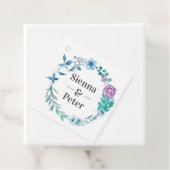 Paarse en blauwe bloemenkrans Trouwgunst labels (In situ)