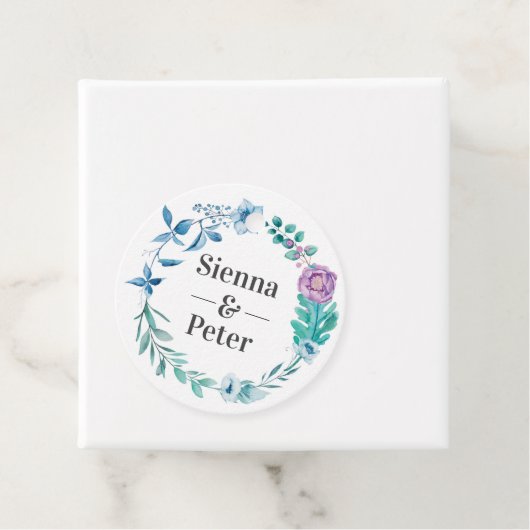 Paarse en blauwe bloemenkrans Trouwgunst labels (In situ)