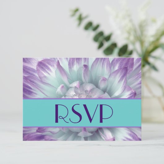 Paarse en Blauwe Dahlia Petals RSVP Bruiloft Kaartje (Staand voorkant)