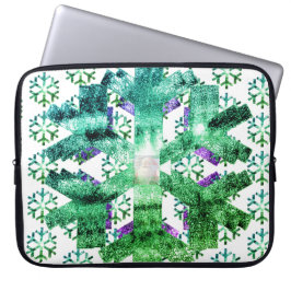 Paarse en blauwe sneeuwvlokken op een elektronica laptop sleeve