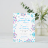 Paarse en blauwe sneeuwvlokken verjaardagsfeestje briefkaart (Staand voorkant)