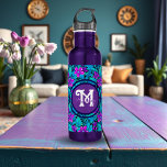 Paarse en Blauwgroen Blauwe Bloemen Gepersonalise Waterfles<br><div class="desc">sierlijk patroon van paarse,  blauwe,  blauwgroen,  turquoise en groene bloemen en gebladerte gepersonaliseerde waterfles..</div>