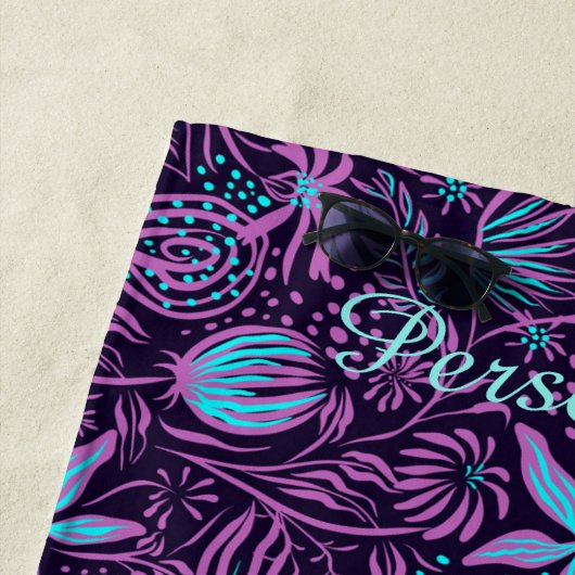 Paarse en Blauwgroen Tropische Flowers Summer pers Strandlaken (In situ)