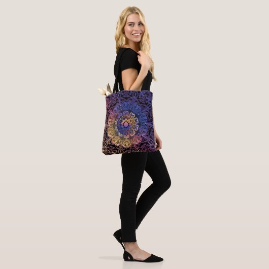 Paarse en gele mandala: handgetekend ontwerp tote bag (Op model)