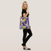 Paarse en gele Pansy Flowers Tote Bag (Op model)