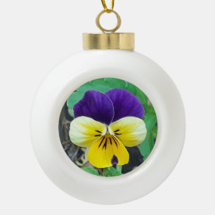 Paarse en gele Pansy Keramische Bal Ornament