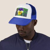 Paarse en gele Pansy Trucker Pet (In situ)